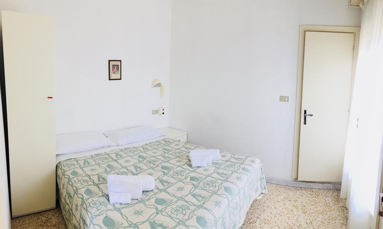 Urania Hotel Fogliano Marina Екстериор снимка
