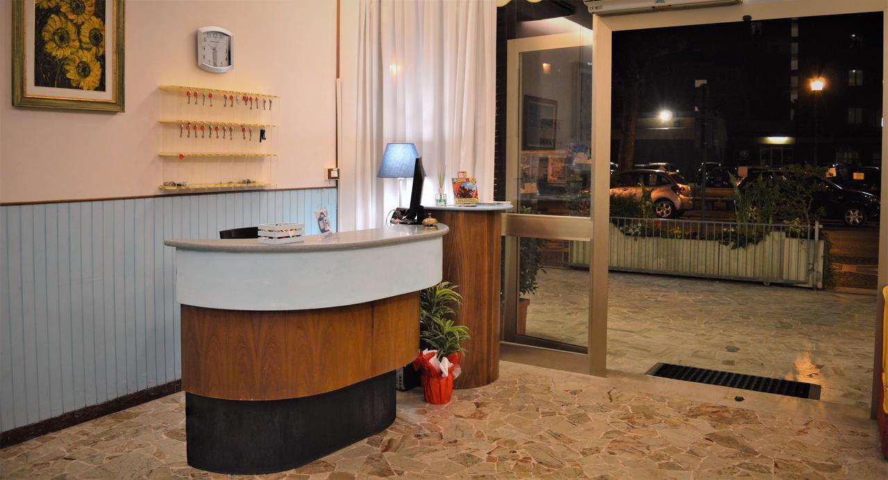 Urania Hotel Fogliano Marina Екстериор снимка