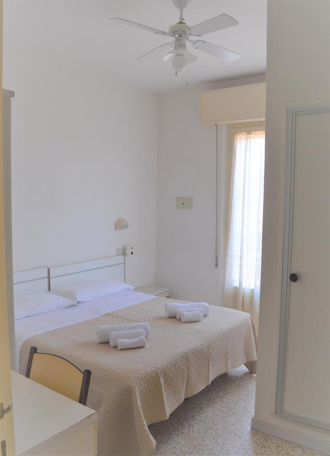 Urania Hotel Fogliano Marina Екстериор снимка