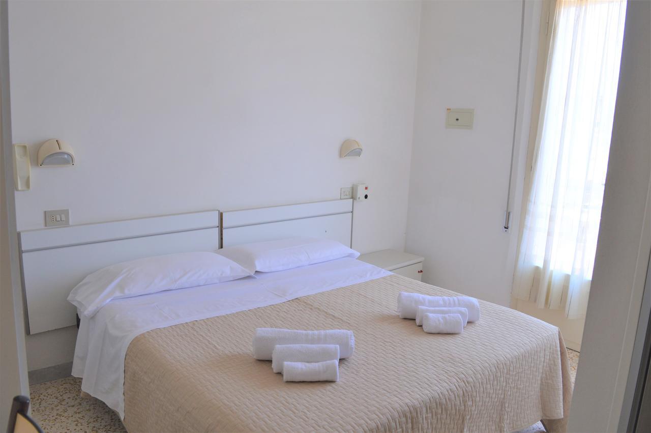 Urania Hotel Fogliano Marina Екстериор снимка